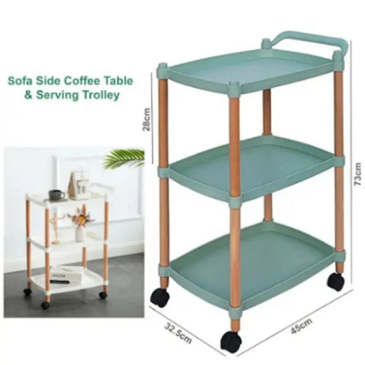 طاولة قهوة بجانب الأريكة وعربة تقديم